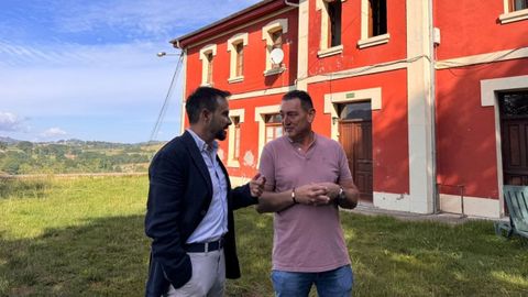 El director general de Vivienda, Jes�s Daniel S�nchez, visita las antiguas escuelas de Pruneda, en Nava.