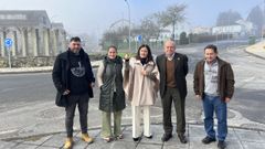 La subdelegada del Gobierno, Isabel Rodr�guez (en el centro) con el alcalde y otros miembros de la corporaci�n municipal