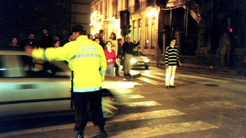 Un municipal de la brigada nocturna, regulando el tráfico en el año 2001