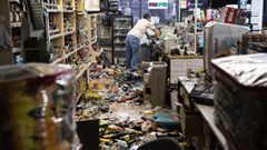 Efectos del temblor en una gasolinera y una tienda de licores en Ridgecrest, California.