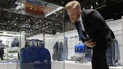 MARCAS DE MODA AL SERVICIO DE LA INDUSTRIA DEL AUTOM�VIL. Despu�s de comprar el coche podemos pensar en los complementos para �l. �Y qu� mejor un bolso de Gucci o de Louis Vuitton en piel a juego con el color de la carrocer�a? Algunas marcas, como Bentley, incluso comercializan sus propias bolsas y maletas, car�simas por supuesto, para cada modelo que producen.  El de la imagen, de Bugatti, vale 15.000 euros. 