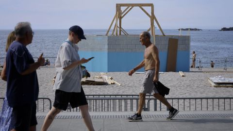 Vecinos en el paseo de Riazor con el montaje para la falla de San Xo�n al fondo