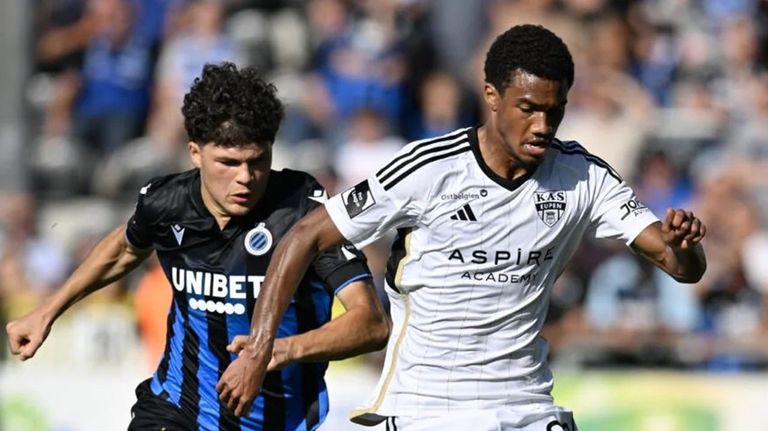 Teddy Alloh, a la derecha, durante un encuentro ante el Brujas