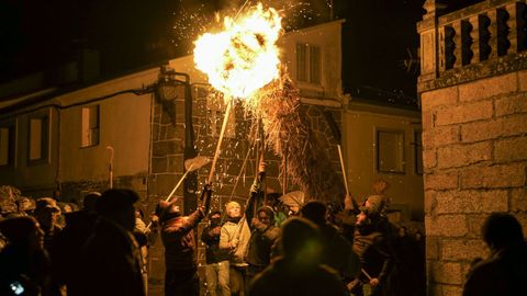 El fuego reina en la Noite dos Fach�s.