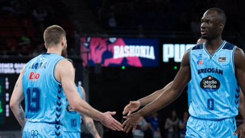 Dominik Mavra y Bakary Dibba se animan rec�procamente en el Buesa Arena de Vitoria-Gasteiz en la jornada 29 de la Liga Endesa 2025-2026