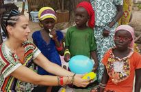 El matrimonio grovense lleva a�os viajando por �frica para repartir lo que donan sus vecinos. 