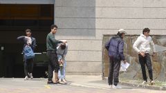 Los cinco detenidos por la pelea de Onda saliendo del juzgado este martes