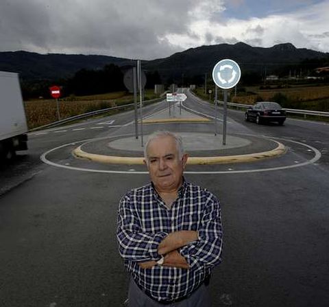 Enrique Gonzlez recogi firmas entre sus vecinos para reclamar a la Xunta una solucin. 