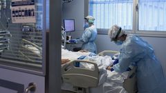 Personal sanitario atendiendo a un paciente ingresado en la Unidad de Cuidados Intensivos (UCI) para enfermos de coronavirus del Hospital Universitario Dr. Josep Trueta de Gerona