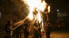Varias personas son necesarias para llevar el gran fach�n de Castro Caldelas.