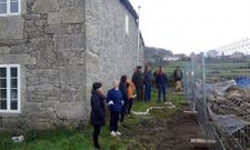 Un grupo de vecinos de Olveda delante de la casa escuela y las obras del cementerio.