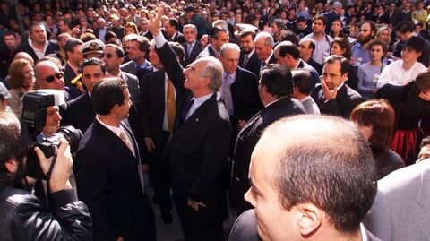 Fernando de la Ra, entonces presidente de Argentina, saludando con la mano levantada a la multitud que le esperaba a su llegada a Bueu, la tierra de su abuelo.