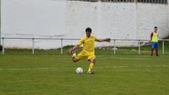 Clemente se dispone a golpear el bal�n durante un derbi contra el Foz en el Mart�nez Otero.