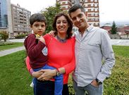 Javier, en brazos de su madre, Susana, y con Roberto, su padre, el pasado jueves en Pontevedra. 