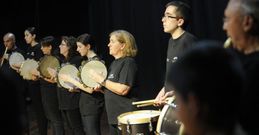 Un concierto y la entrega de diplomas para cerrar el curso de la Escola de Gaitas en Lal�n. 