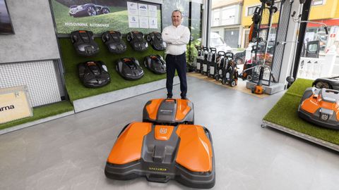 Antonio Riveiro, de Huqsvarna, con su producto estrella, el robot cortacésped