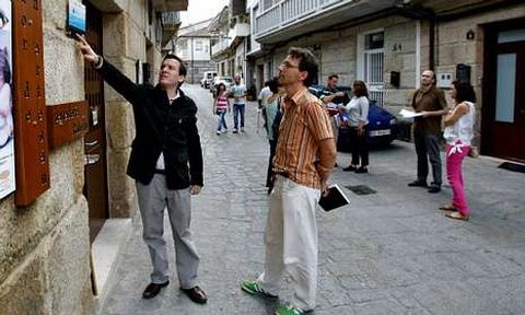 El director de Rehabilitaci�n Urbana, Xos� Somoza, explic� a Jegou el proyecto de Sexialbo.