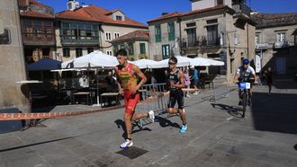 El triatleta espa&ntilde;ol Dami&aacute;n Su&aacute;rez, en la carrera a la altura de la plaza de la Le&ntilde;a