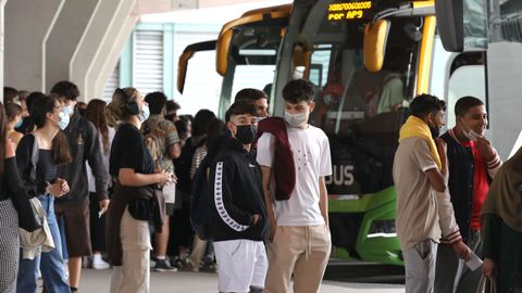 Pasajeros esperando en la terminal de autobuses de Santiago