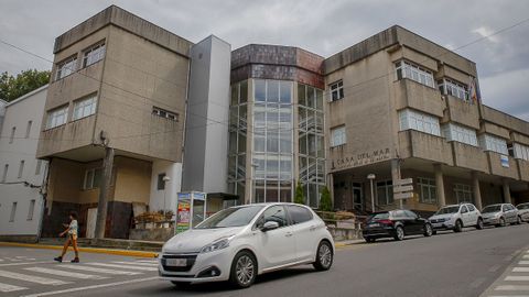 Casa del mar de Rianxo. Aunque hace ya un tiempo que el edificio pas� a manos del Concello, el Instituto Social de la Marina sigue teniendo sus oficinas en la planta superior del inmueble