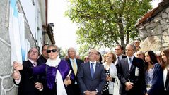 A filla de Ferreiro �lvarez, descubrindo a placa en recordo do seu pai