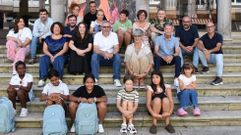 Foto de familia de los participantes en la recepci�n en el consistorio a Mariam, Duaa y Fadala
