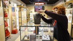 Una de las dependientas colocando un collar en la tienda de la calle Real