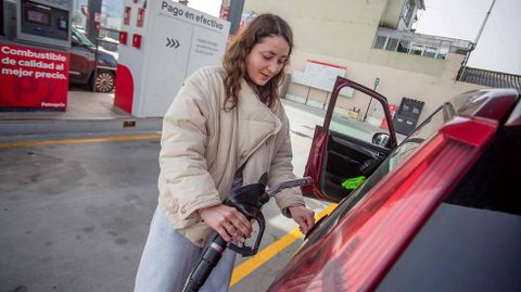 Daniela de Amor�n, repostando en una gasolinera de Pontevedra.