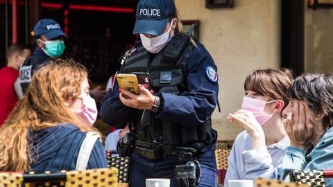 La polica francesa se asegura de que se cumplan los controles sanitarios en un bar de Pars