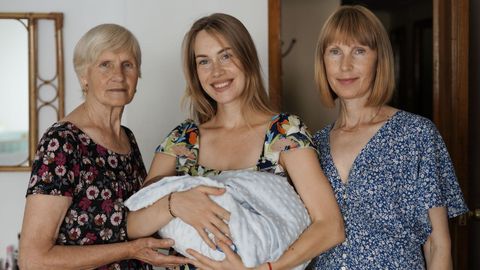 Antonina, con su hijo Vladislav; flanqueada por su madre, Zhanna, y su abuela Svitlana