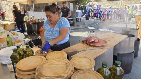 Un puesto de pulpo instalado en el lugar de la celebración