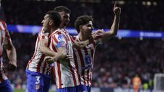 Juli�n �lvarez, a la derecha, celebra el gol de penalti anotado al Arsenal en el Metropolitano.