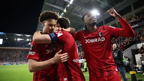 Los futbolistas del Friburgo, p�ximo rival del Celta en la Europa League, celebran uno de sus goles ante el Genk este jueves.