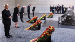 El presidente Frank Walter Steinmeier, y el canciller Merz depositaron una corona en el monumento a las vctimas de la guerra.