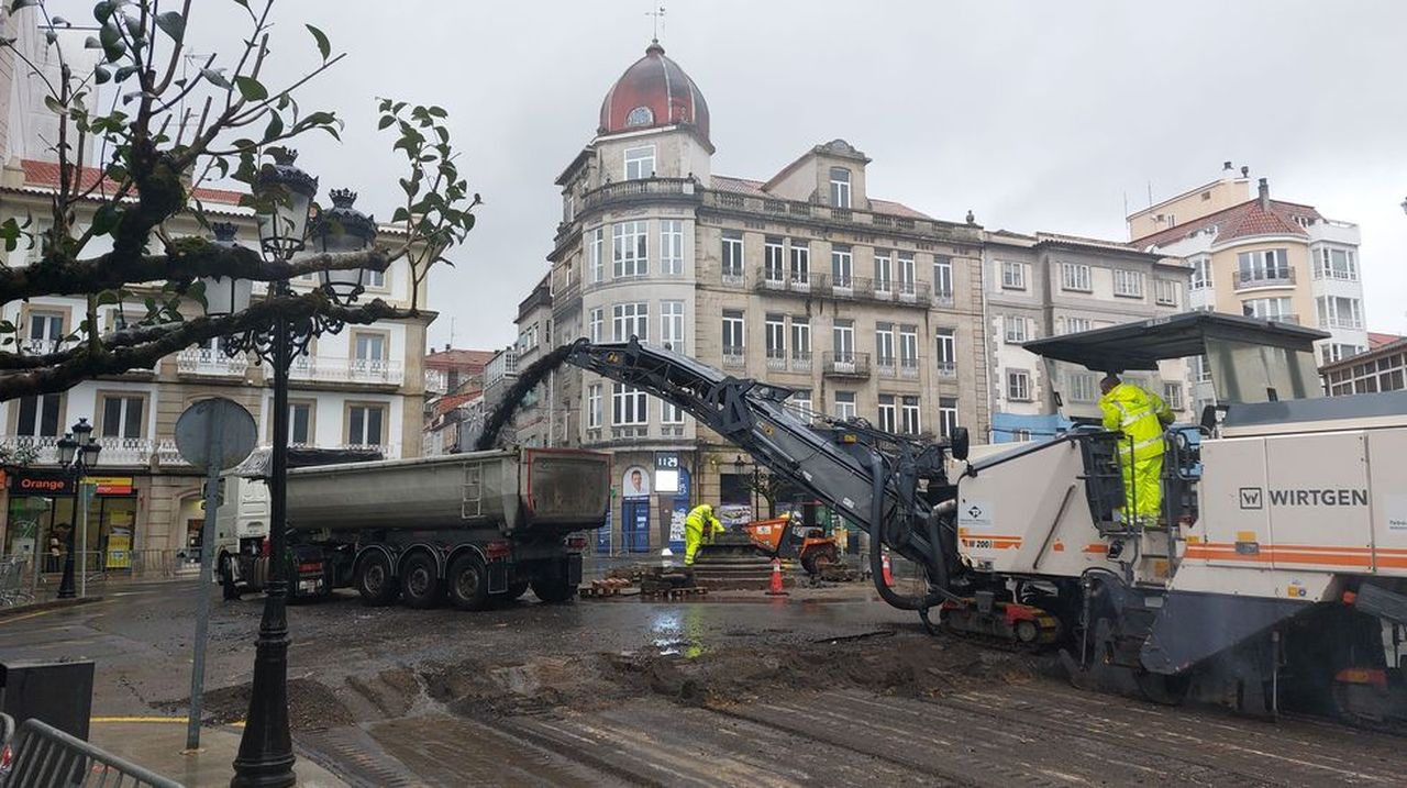 Cortan al tráfico la Praza da Farola al empezar el fresado del espacio central
