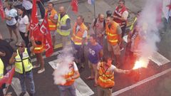 Participantes en la manifestaci�n del servicio de ambulancias, portando bengalas por las calles de Santiago