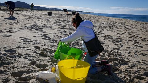 Barbanza se echa a las playas para limpiar el vertido de pellets de plstico.Voluntarios trabajando en As Furnas.