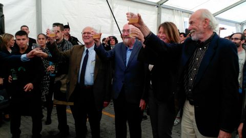 Los f�sicos brindando