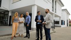 Gonzalo Trenor (derecha) recorri� las obras que se est�n realizando en el instituto de Elvi�a de A Coru�a con miembros de la comunidad educativa.