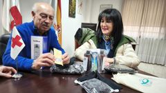 Felipe Ferreiro, presidente de la Cruz Roja en Ourense, y Mar�a Jos� Menor, del Colegio de Enfermer�a, revisaron los materiales que se entregar�n en la campa�a