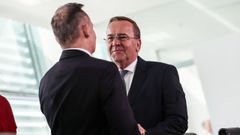 El ministro de Defensa, Boris Pistorius, charla con el extitular de Transportes, Volker Wissing.