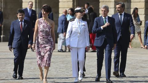 La princesa Leonor, con el presidente Alfonso Rueda y otras autoridades en la plaza del Obradoiro, el día en que se le entregó la Medalla de Galicia