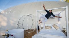 Eduardo Guill�n nunha das burbullas astron�micas que a s�a empresa oferta en Oleiros.