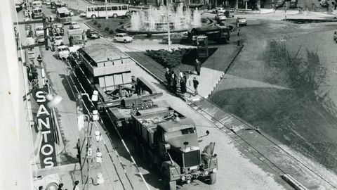 La unidad protagonista arrastrando un generador por la plaza de Cuatro Caminos de A Corua en 1969