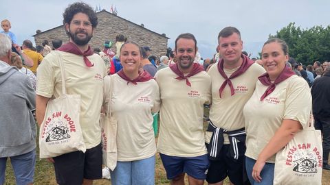 Os integrantes da camisi�n ante a capela de San Roque. De esquerda a dereita son: Juanma S�nchez, Cristina Parapar, Hugo Ron, Gerardo Veiga e Raquel Trasancos.