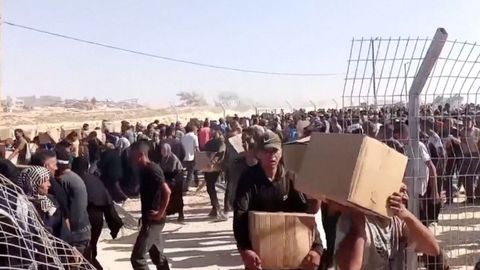 Captura del vídeo del momento en el que la multitud rompió las vallas para acceder a la ayuda humanitaria