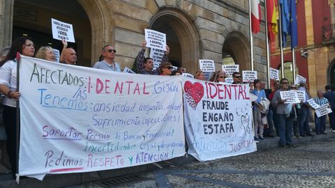 Afectados por el cierre de iDental concentrados ante el ayuntamiento de Gijn en septiembre de 2018