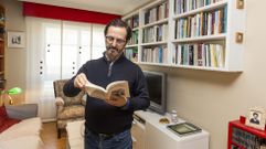 Xos� Antonio Andrade, en Carballo, rodeado desas lecturas das que se fornece 