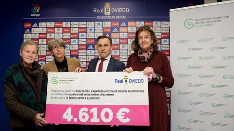 Fernando Corral junto a Yolanda Calero y Maragarita Collado, presidenta y exvicepresidenta de la Asociacin Espaola contra el Cncer en Asturias, respectivamente