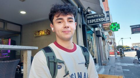 Pablo Vilela utiliza la l�nea 14 y la de la UDC para ir al campus de A Zapateira.